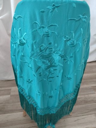 Mantón bordado floral verde azulado