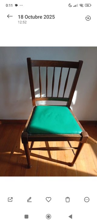 Silla de madera con asiento verde