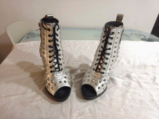 Botines Dr. Martens Plateados Tachuelas