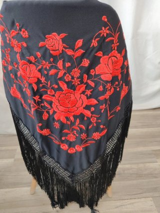 Mantón bordado flores rojas