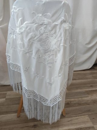 Mantón bordado floral blanco