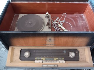 Mueble Vinilo-Radio Madera y Cristal