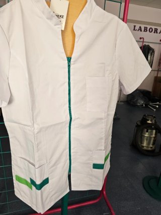 Casaca blanca con cremallera y ribetes verdes