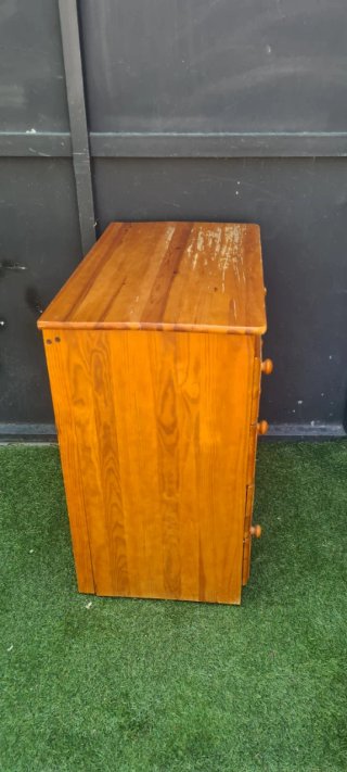 Cómoda de madera con 4 cajones