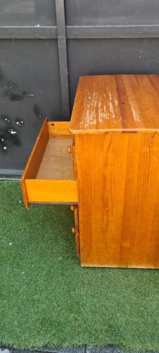 Cómoda de madera con 4 cajones