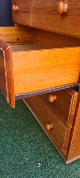 Cómoda de madera con 4 cajones