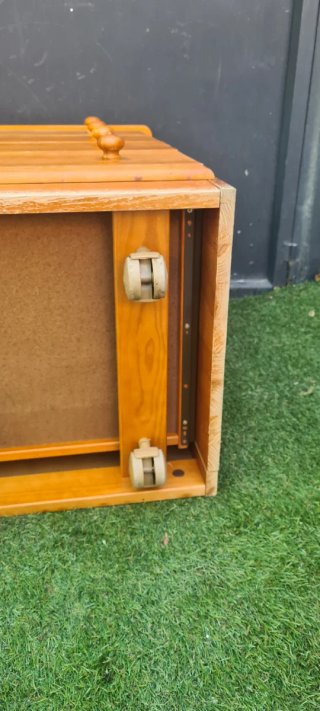 Cómoda de madera con 4 cajones