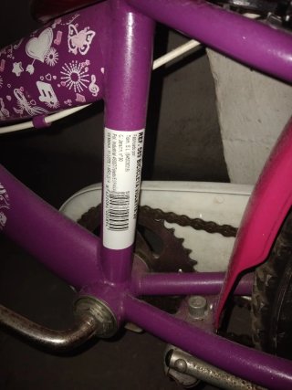 Bicicleta niña morada con cesta