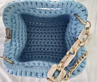 Pochette azzurra con catena dorata