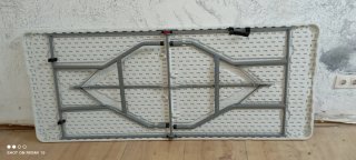 Mesa plegable de plástico y metal
