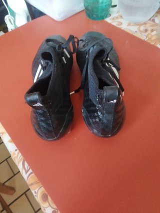 Scarpe da calcio Adidas nere e bianche
