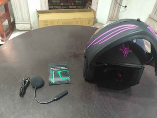 Casco de moto con luces LED y accesorios