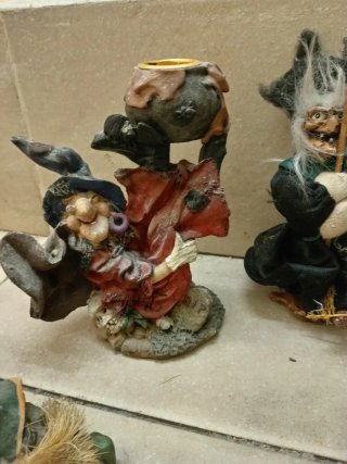 Lote 5 figuras de brujas y duendes