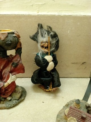 Lote 5 figuras de brujas y duendes