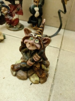 Lote 5 figuras de brujas y duendes