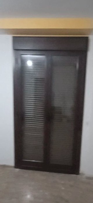 Balcón de aluminio con puertas abatibles