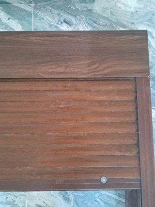 Balcón de aluminio con puertas abatibles