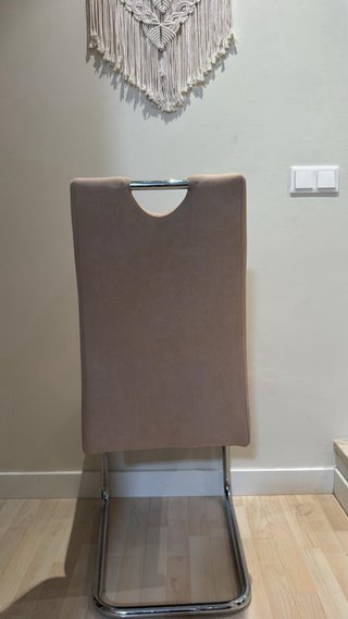 Juego de 4 sillas de comedor beige y plateadas