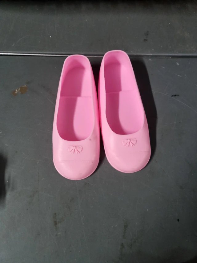 10 pares de zapatos de muñeca y chupete