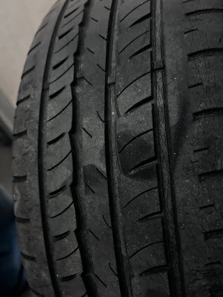 Llanta de 14 con tapa cubos y neumático 185/65 R14