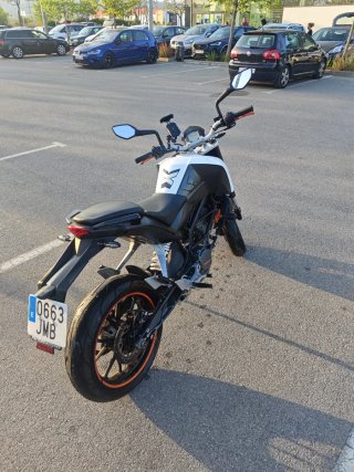 KTM Duke 125 2016 Blanca y negra.