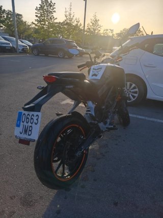KTM Duke 125 2016 Blanca y negra.