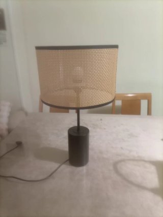 Lámpara de mesa ratán y metal
