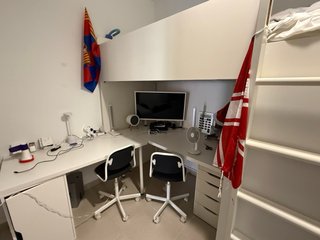 Cama alta SMASTAD ikea con armario y estanterías