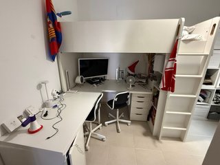 Cama alta SMASTAD ikea con armario y estanterías