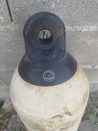 Boya de barco blanca y negra