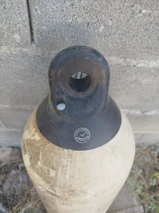 Boya de barco blanca y negra