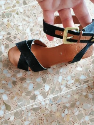 Sandalias de ante negro con tacón
