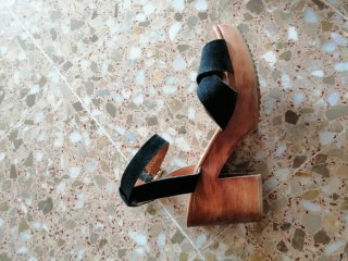 Sandalias de ante negro con tacón