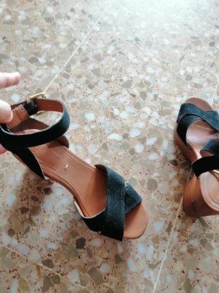 Sandalias de ante negro con tacón