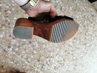 Sandalias de ante negro con tacón