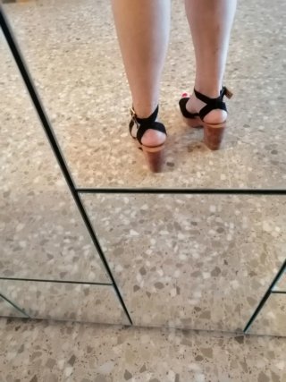 Sandalias de ante negro con tacón