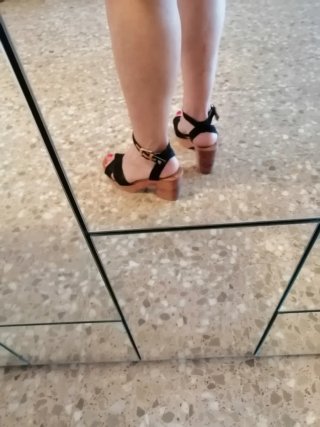 Sandalias de ante negro con tacón
