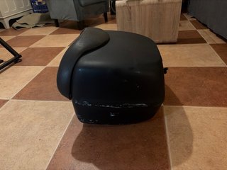 Baúl de moto negro con luz trasera y respaldo