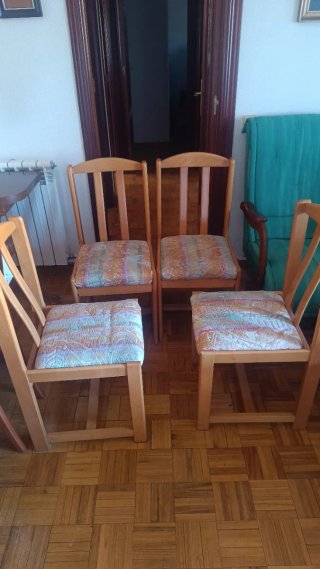 Juego de 4 sillas de madera