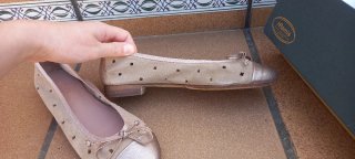Bailarinas ante beige troqueladas doradas