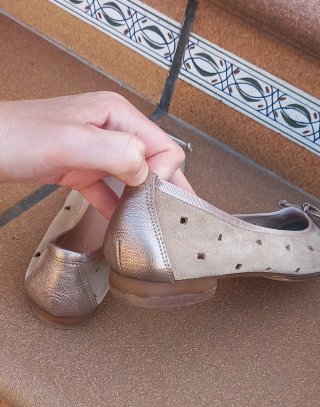 Bailarinas ante beige troqueladas doradas