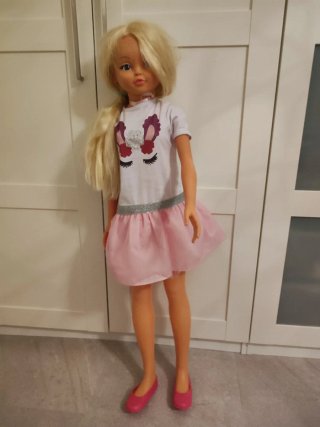 Muñeca grande rubia con vestido rosa