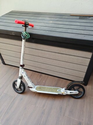 Patinete infantil blanco con ruedas
