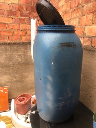 Bidón azul 200L con tapa y grifo