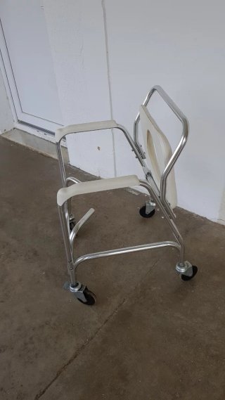 Silla de baño con ruedas