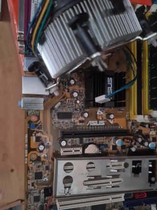 Riciclo di schede madri per computer, laptop, cellulari, ecc.