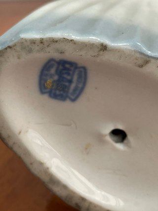 Figura de porcelana mujer con traje