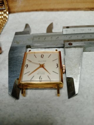 Dos relojes dorados