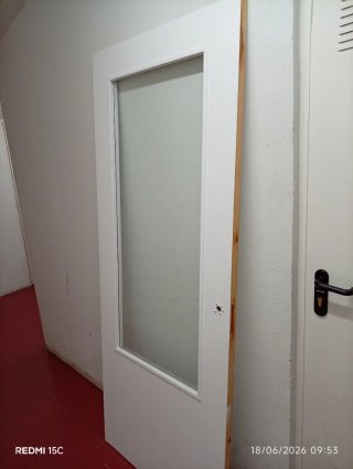 Puertas madera pintadas en blanco. 2,03x0,81 cm.