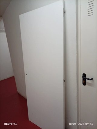 Puertas madera pintadas en blanco. 2,03x0,81 cm.